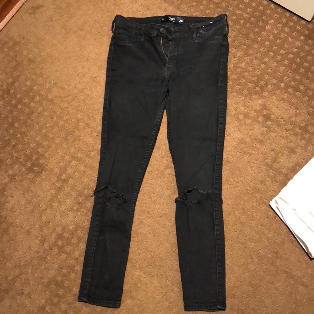 Hollister black skinny jeans with rip in knee